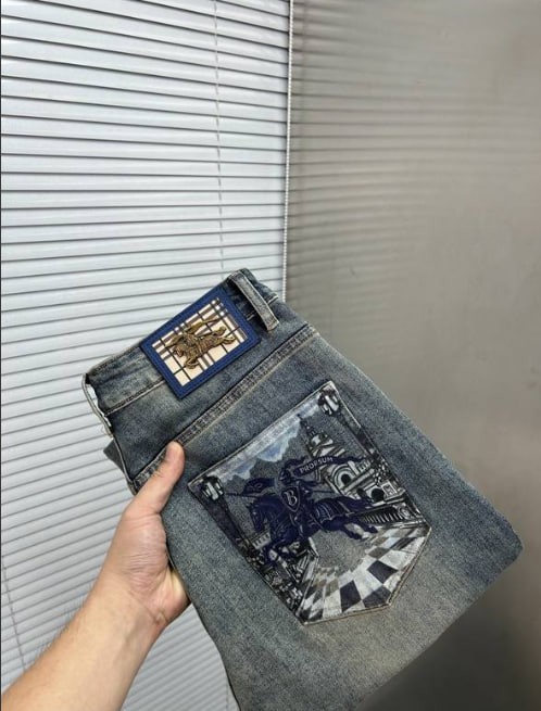 P250 BURBERRY巴宝莉2026新品男士牛仔裤面料弹性好。独家发售官网同步时尚优雅 重工艺设计。...