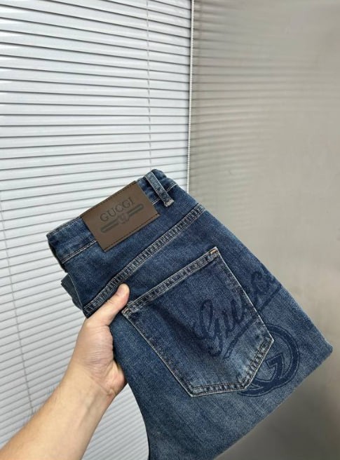 P250 GUCCI古奇2026新品男士牛仔裤面料弹性好独家发货官网同步时尚优雅 重工艺设计采用...